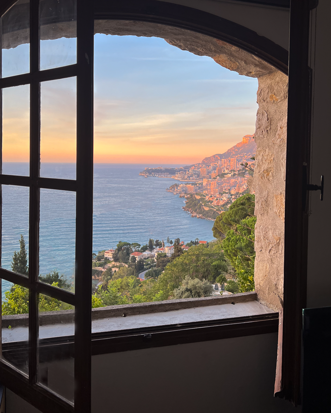 Travel Guide Menton